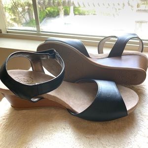 Like new! Black sandal wedges